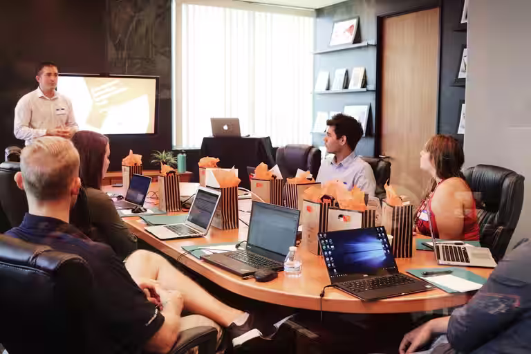 Efficacité Global leadership team in an international executive boardroom strategy meeting