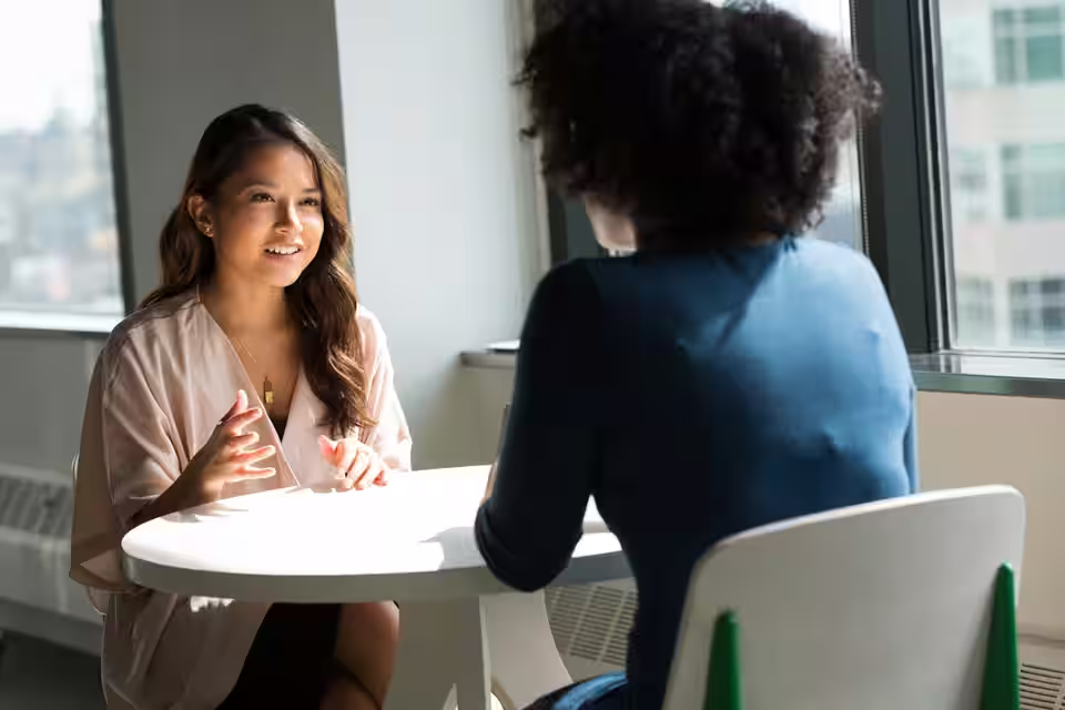 Diverse professionals collaborating in a modern Efficacité Global workspace